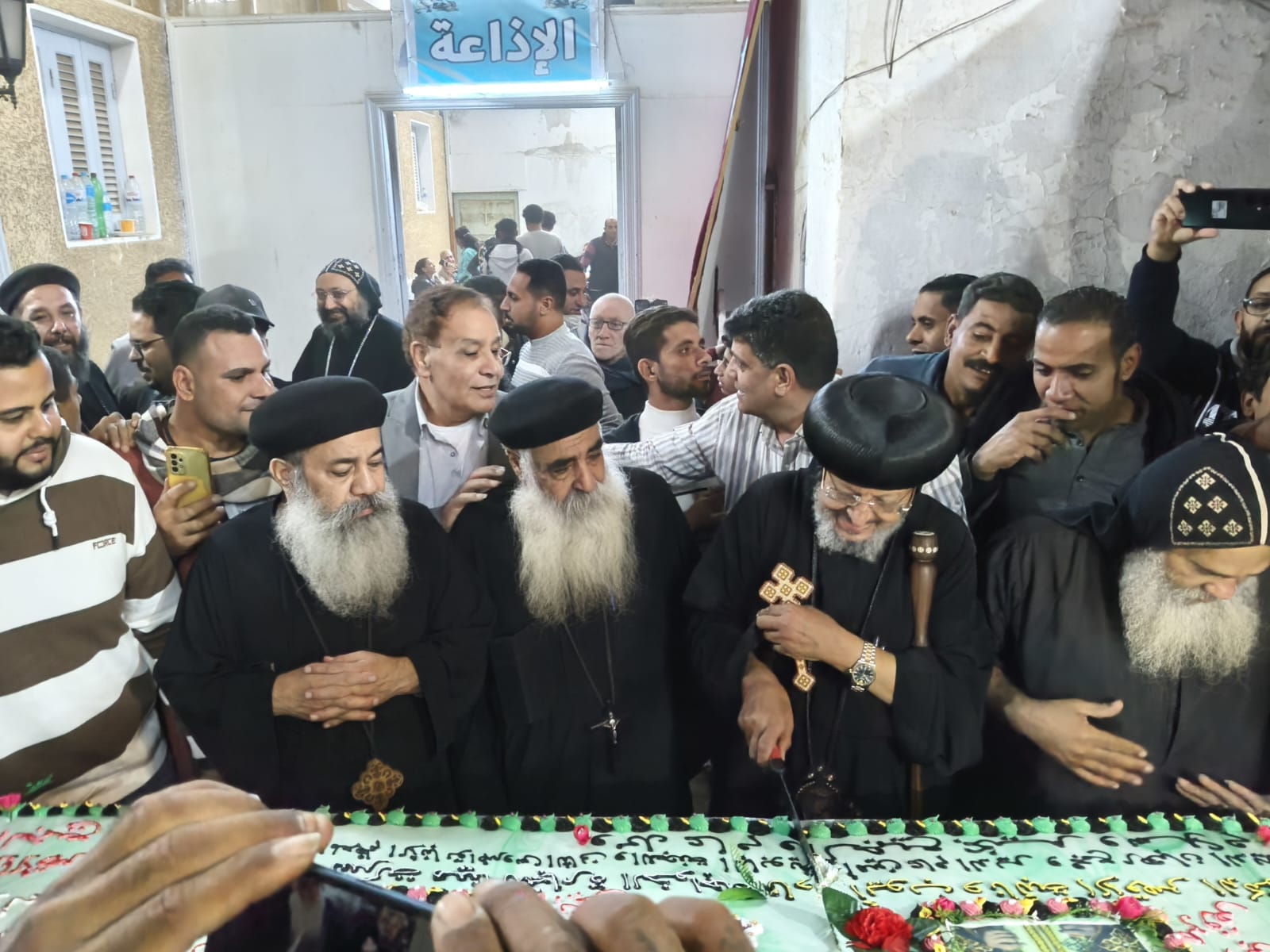 تورتة 5 أمتار هدية لضيوف الإحتفالية قبل مغادرتهم منطقة دير مارجرجس