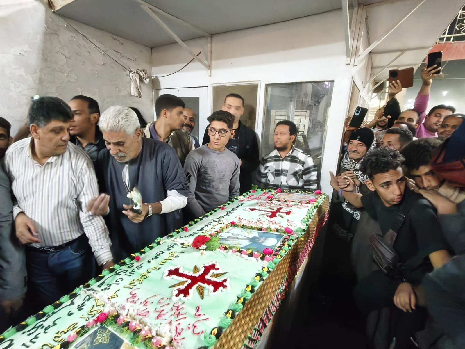 تورتة 5 أمتار هدية لضيوف الإحتفالية قبل مغادرتهم منطقة دير مارجرجس بالرزيقات