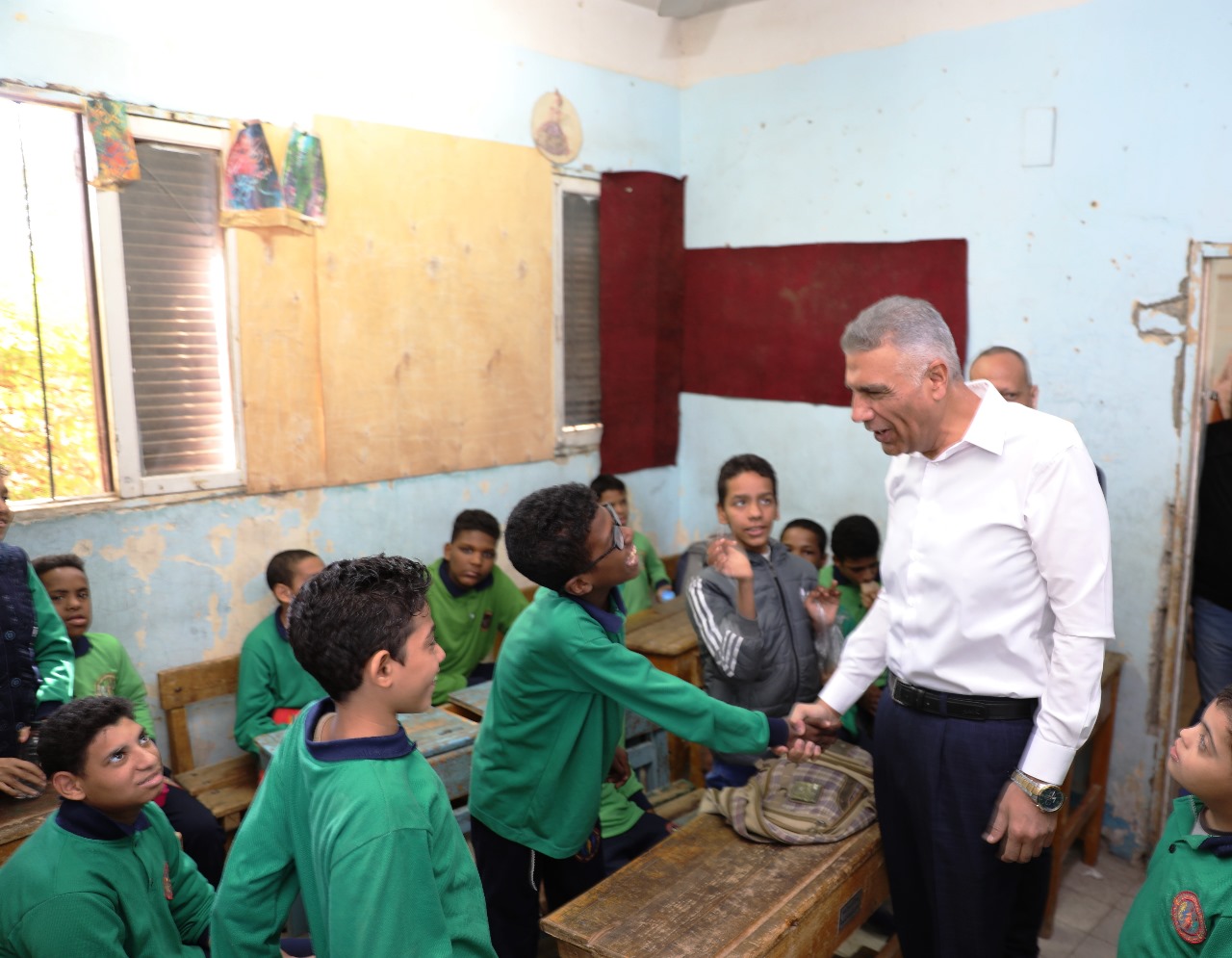 محافظ أسوان مع أطفال المدرسة الفكرية (7)