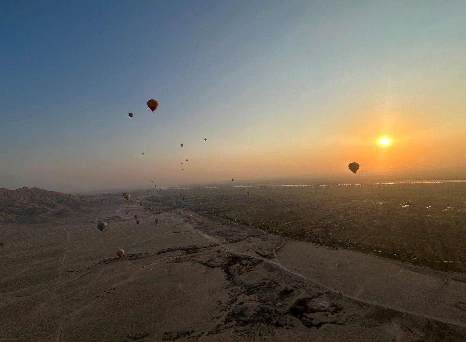 تحليق 65 رحلة على متنها 1800 سائح أجنبي غرب الأقصر