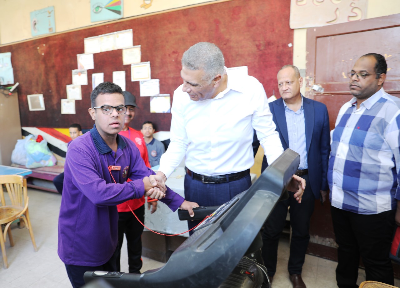 محافظ أسوان مع أطفال المدرسة الفكرية (4)