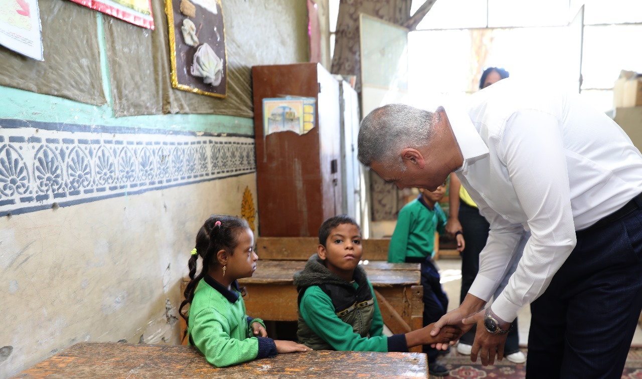 محافظ أسوان مع أطفال المدرسة الفكرية (2)