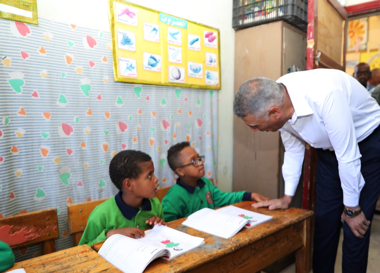 محافظ أسوان مع أطفال المدرسة الفكرية (3)