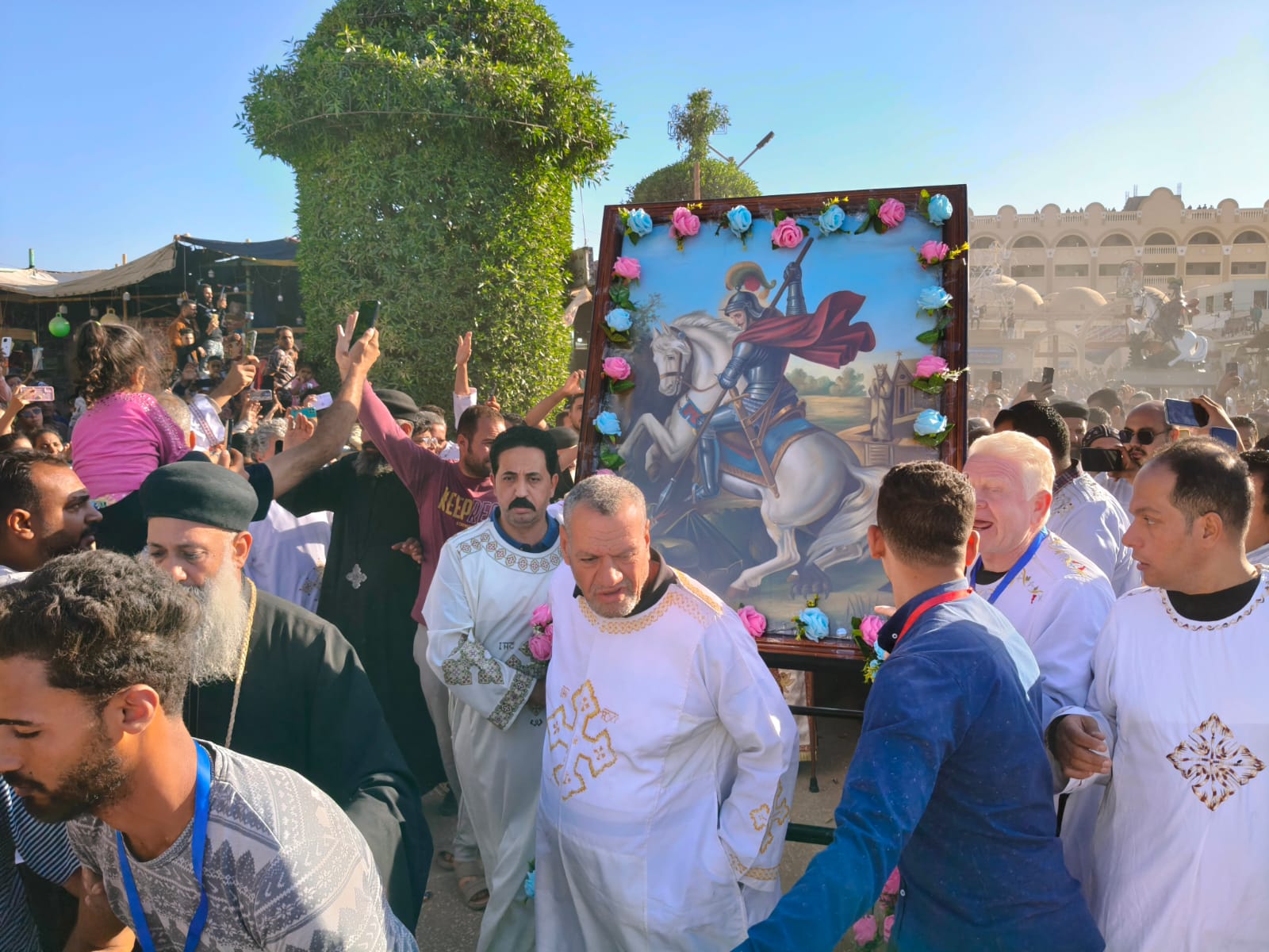 الصلوات والعظات الختامية وطواف الشمامسة بالدير