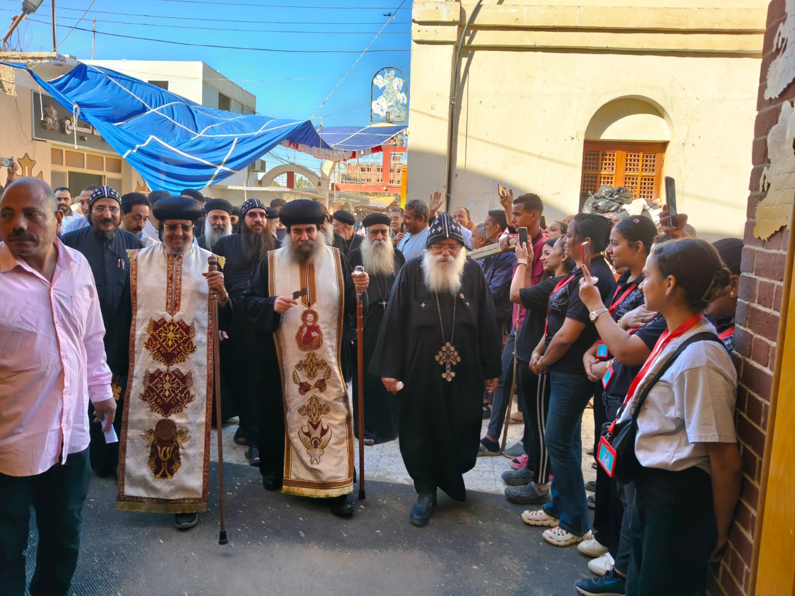 اللجنة البابوية بالدير تشارك في الصلوات والعظات الختامية