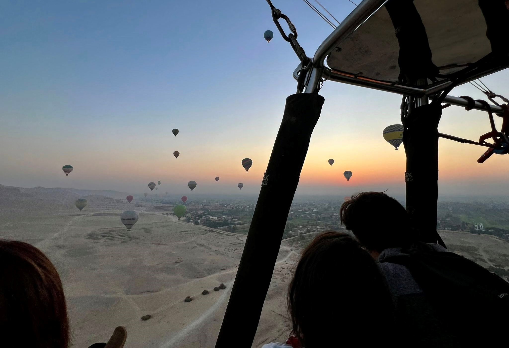 تحليق البالون الطائر وخروج 65 رحلة على متنها 1800 سائح