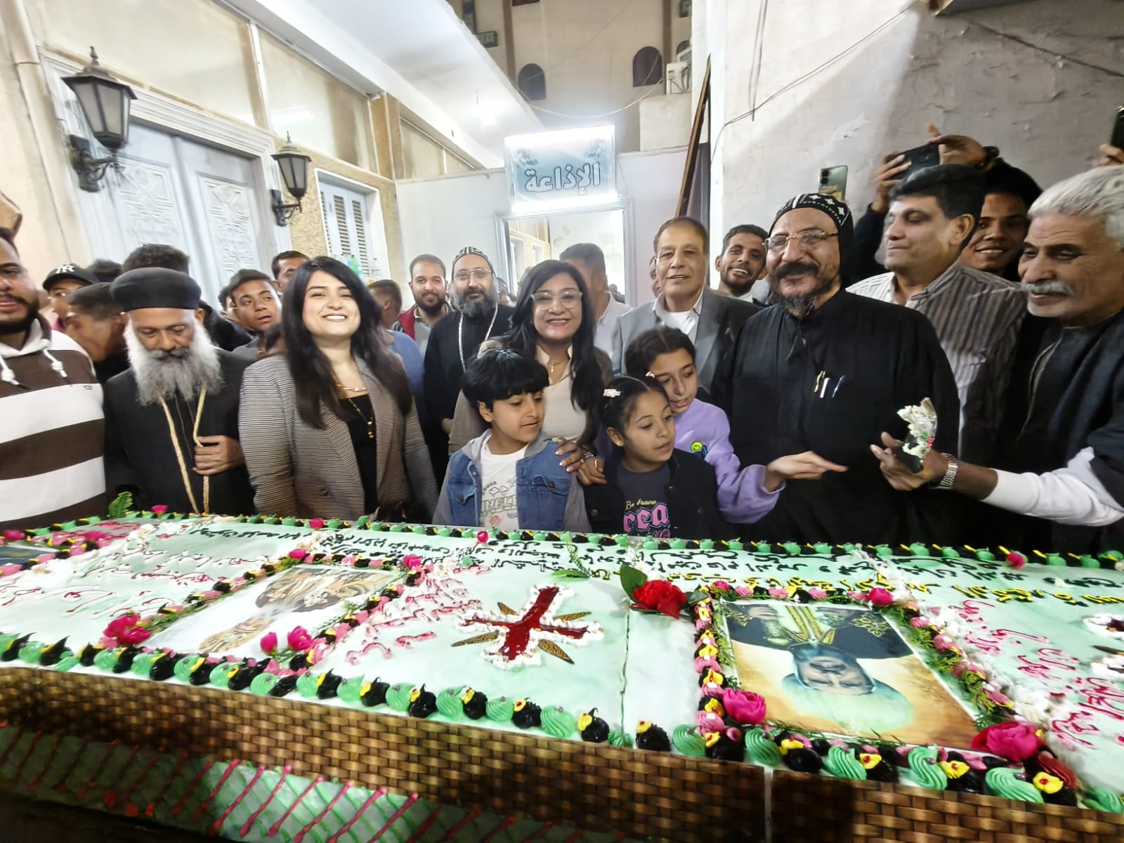 تجهيز تورتة 5 أمتار هدية لضيوف الإحتفالية قبل مغادرتهم منطقة دير مارجرجس