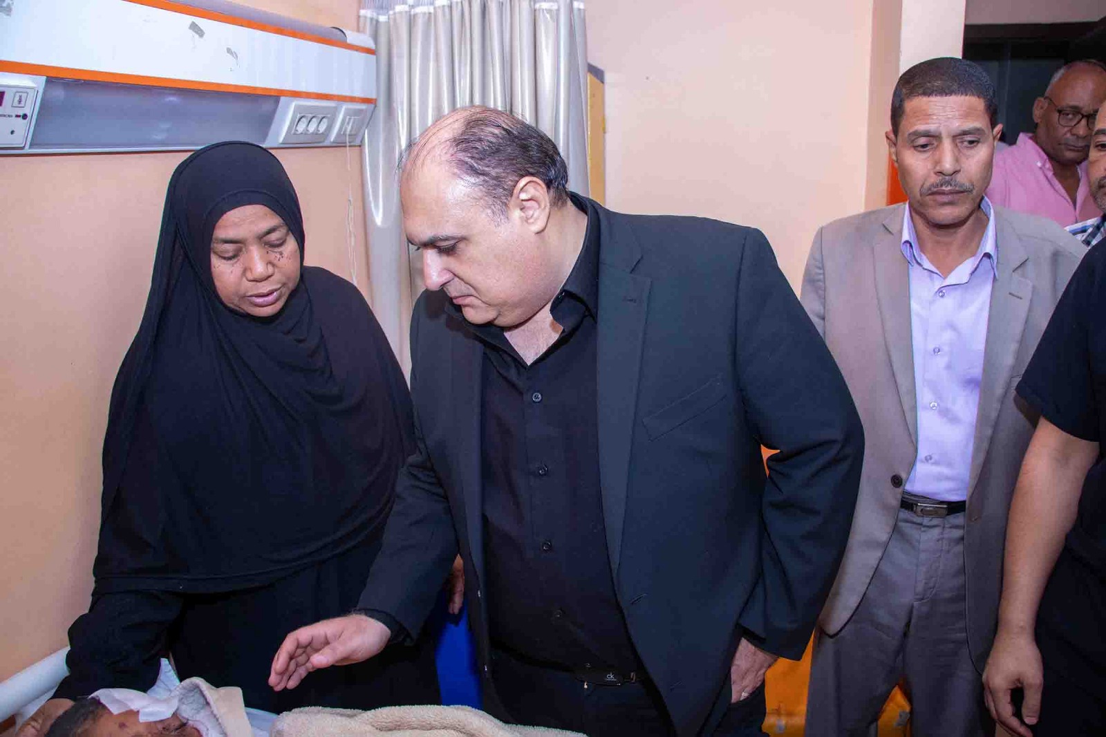 رئيس قصور الثقافة يتابع حالة طلاب أسوان المصابين (5)