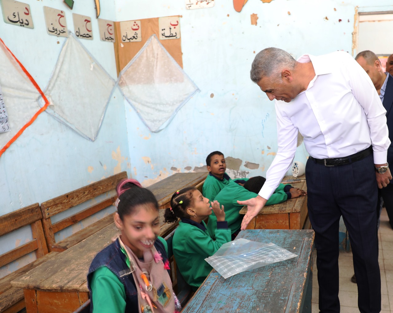 محافظ أسوان مع أطفال المدرسة الفكرية (9)