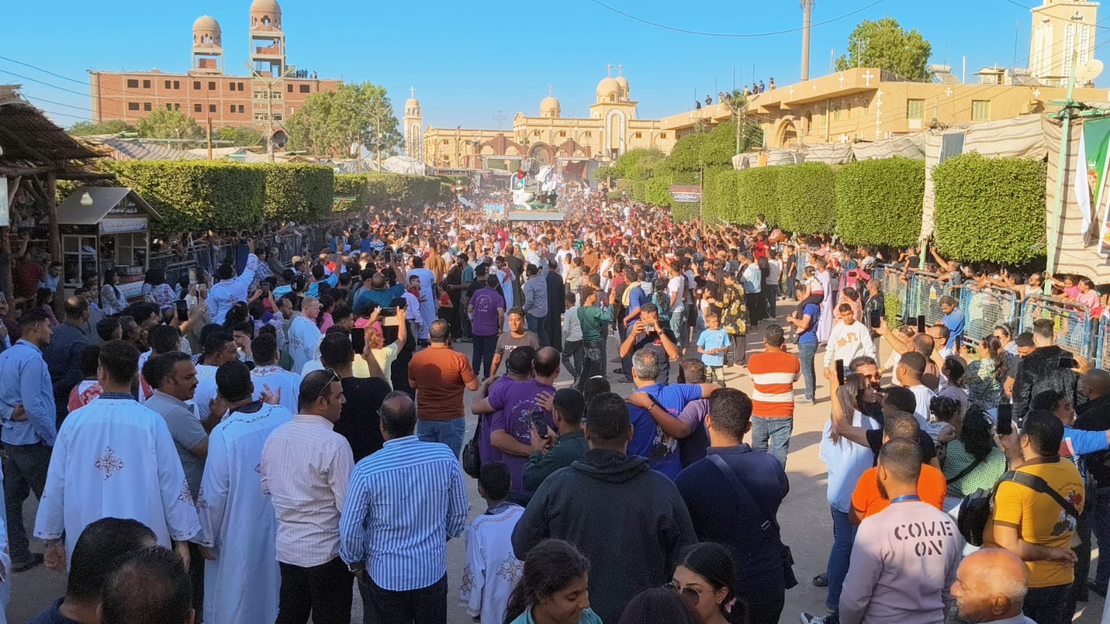 مشاركة المئات من شعب الكنيسة فى ختام احتفالات دير مارجرجس بالرزيقات