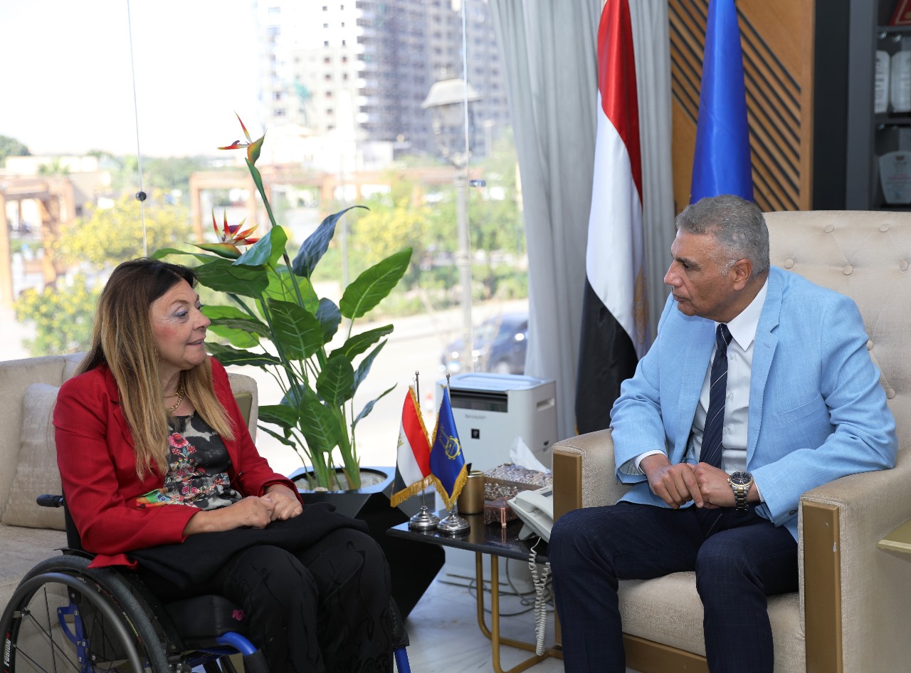 محافظ أسوان خلال اللقاء