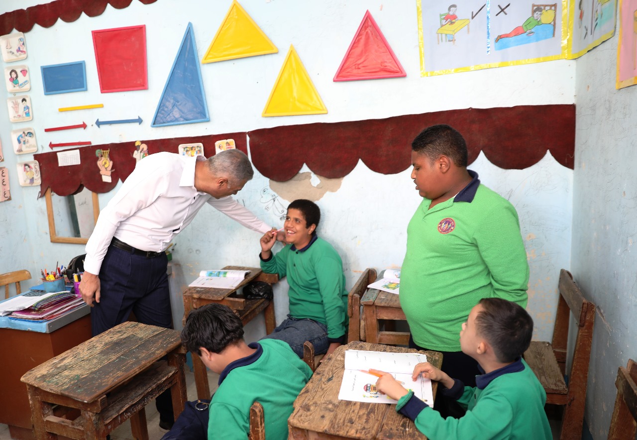 محافظ أسوان مع أطفال المدرسة الفكرية (11)