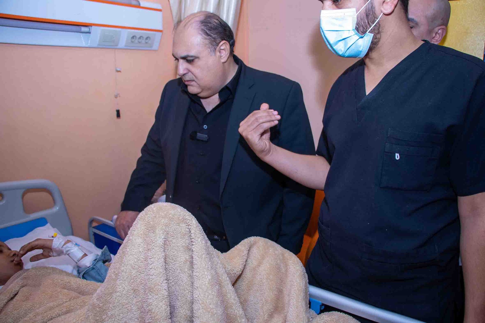 رئيس قصور الثقافة يتابع حالة طلاب أسوان المصابين (3)