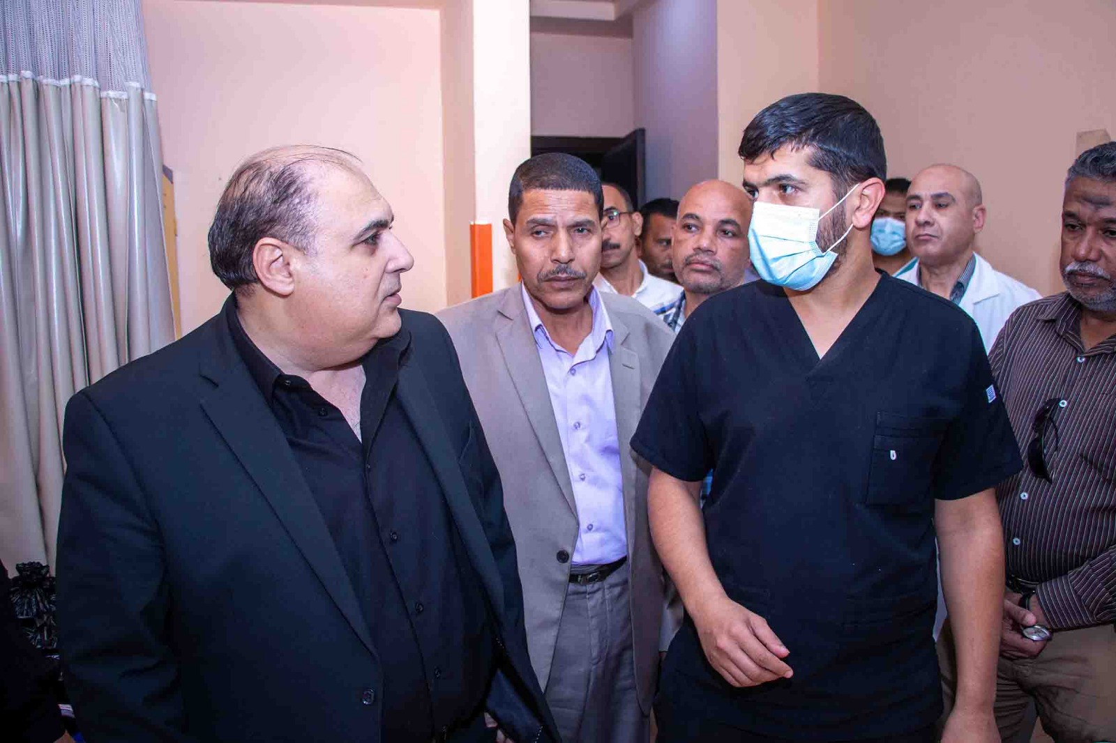 رئيس قصور الثقافة يتابع حالة طلاب أسوان المصابين (6)