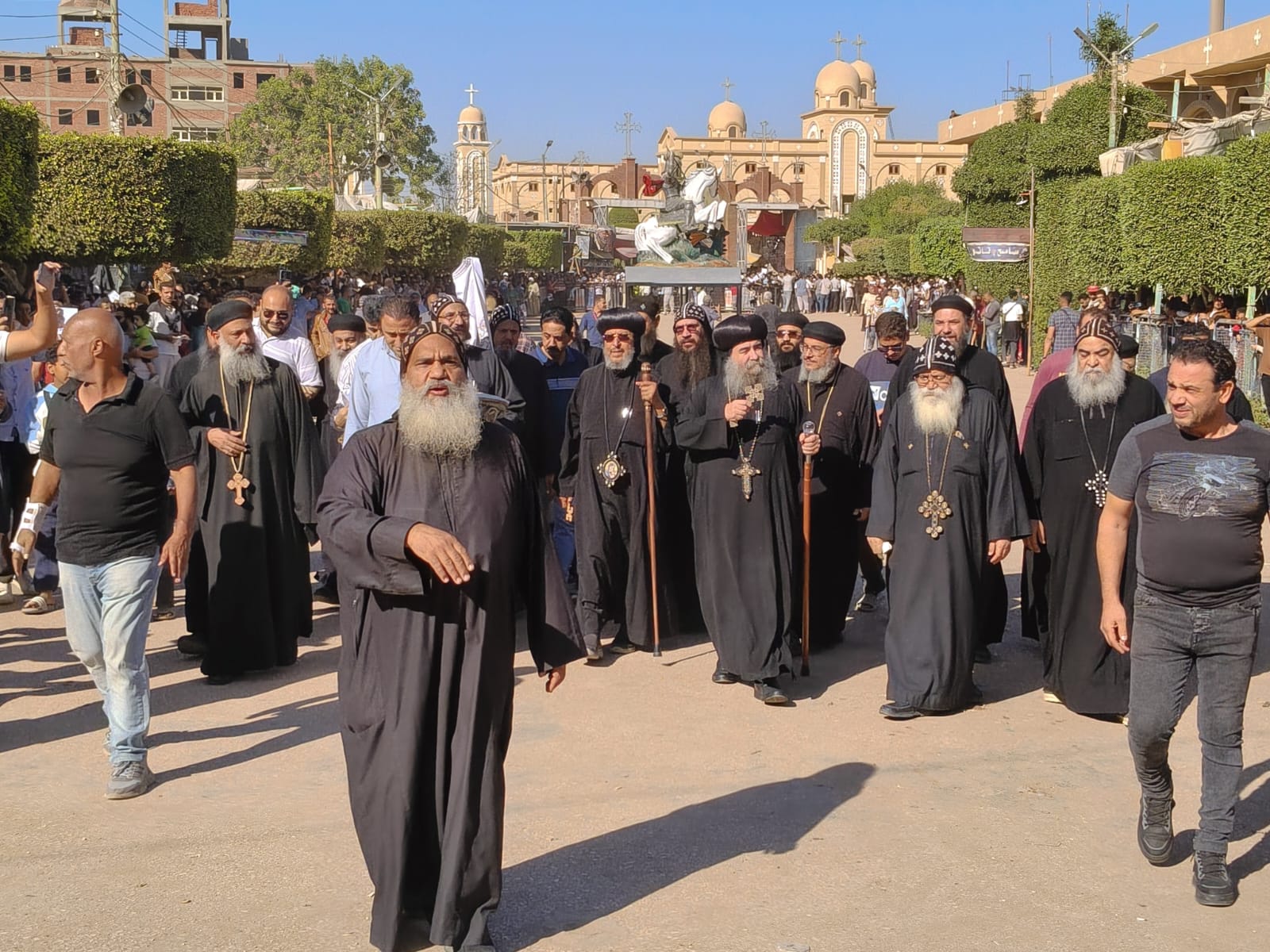 طواف الشمامسة الأخير فى ساحة الدير بختام الإحتفالات