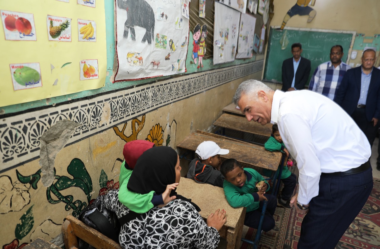 محافظ أسوان مع أطفال المدرسة الفكرية (6)