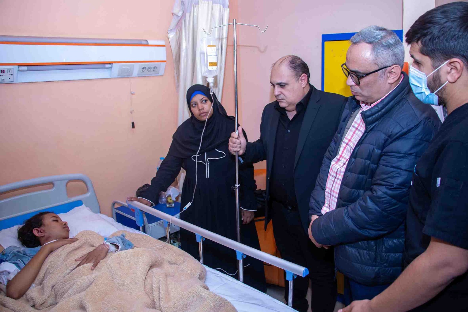 رئيس قصور الثقافة يتابع حالة طلاب أسوان المصابين (1)