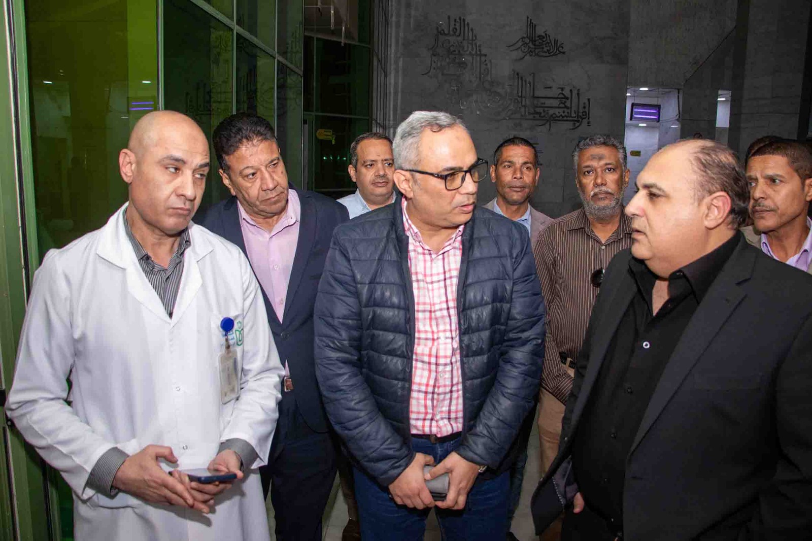 رئيس قصور الثقافة يتابع حالة طلاب أسوان المصابين (8)