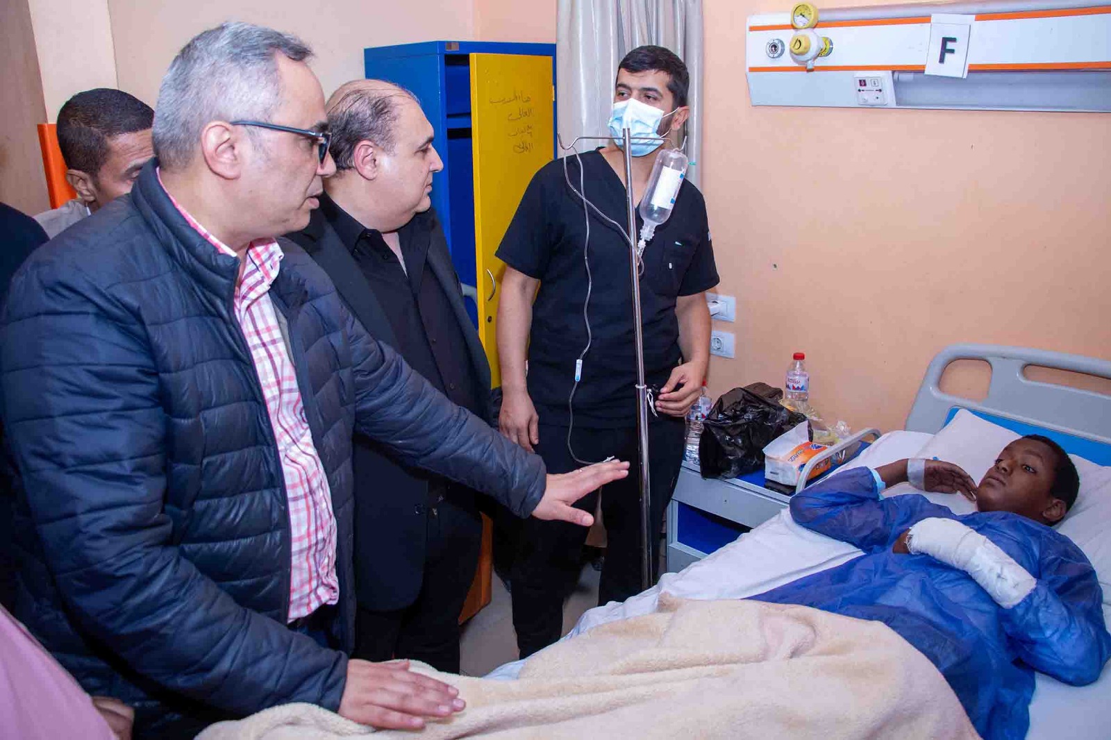رئيس قصور الثقافة يتابع حالة طلاب أسوان المصابين (2)