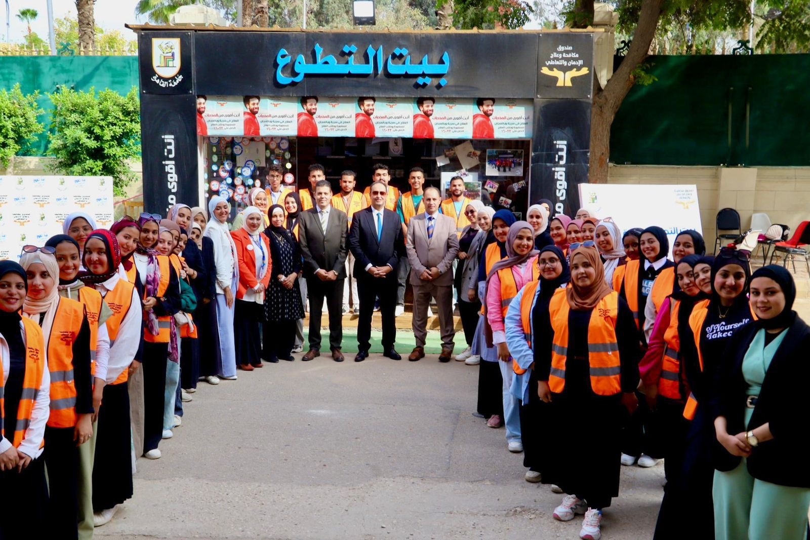 الدكتور عمرو عثمان يزور بيت التطوع بحضور الكاتب الصحفى مدحت وهبه