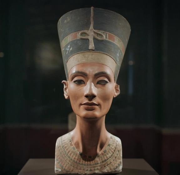 التمثال النصفى لنفرتيتي
