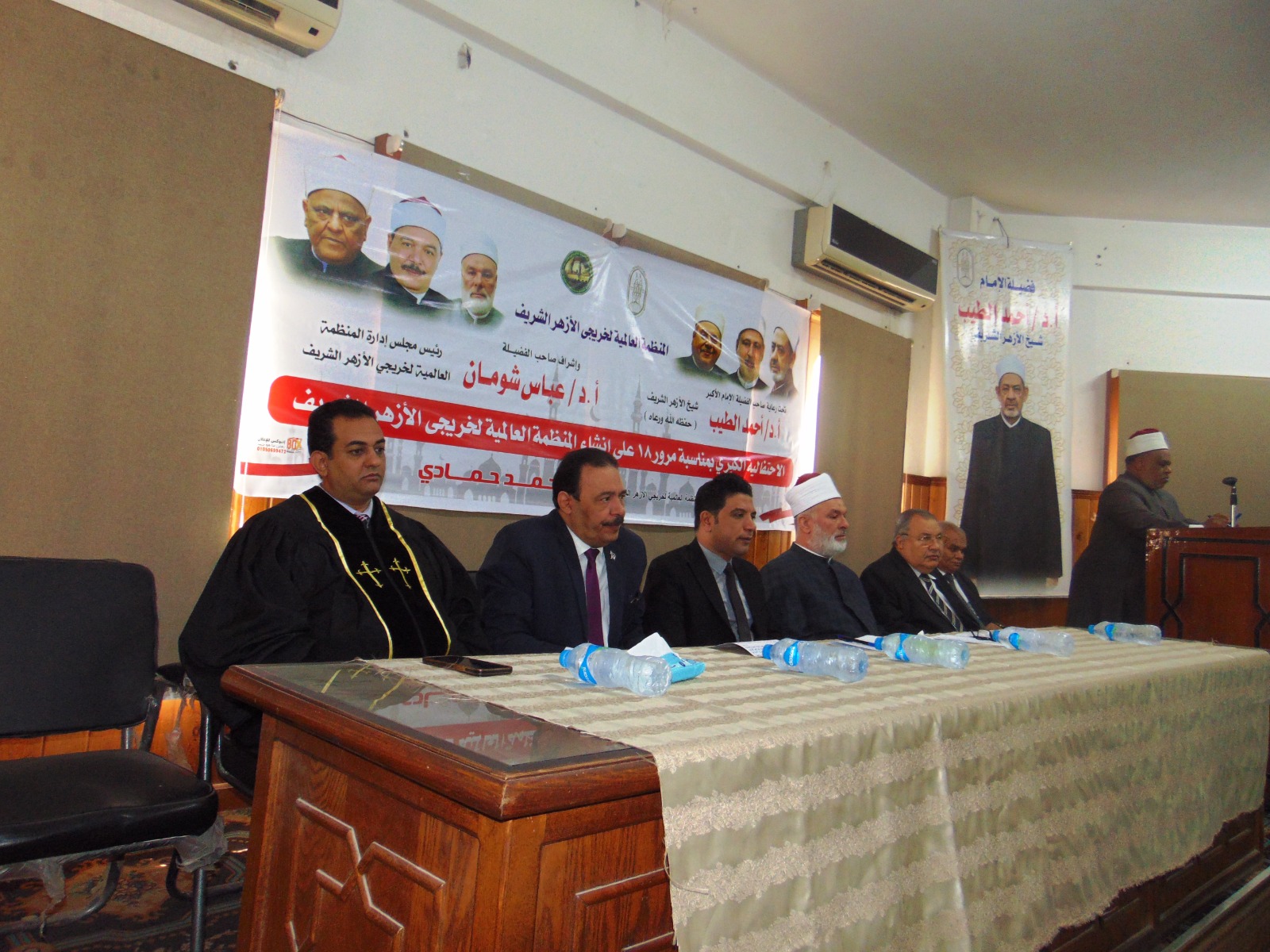 نائب المحافظ على المنصة 