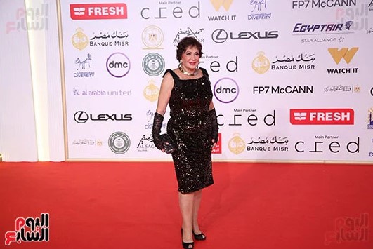 لبلبة بفستان أسود لامع