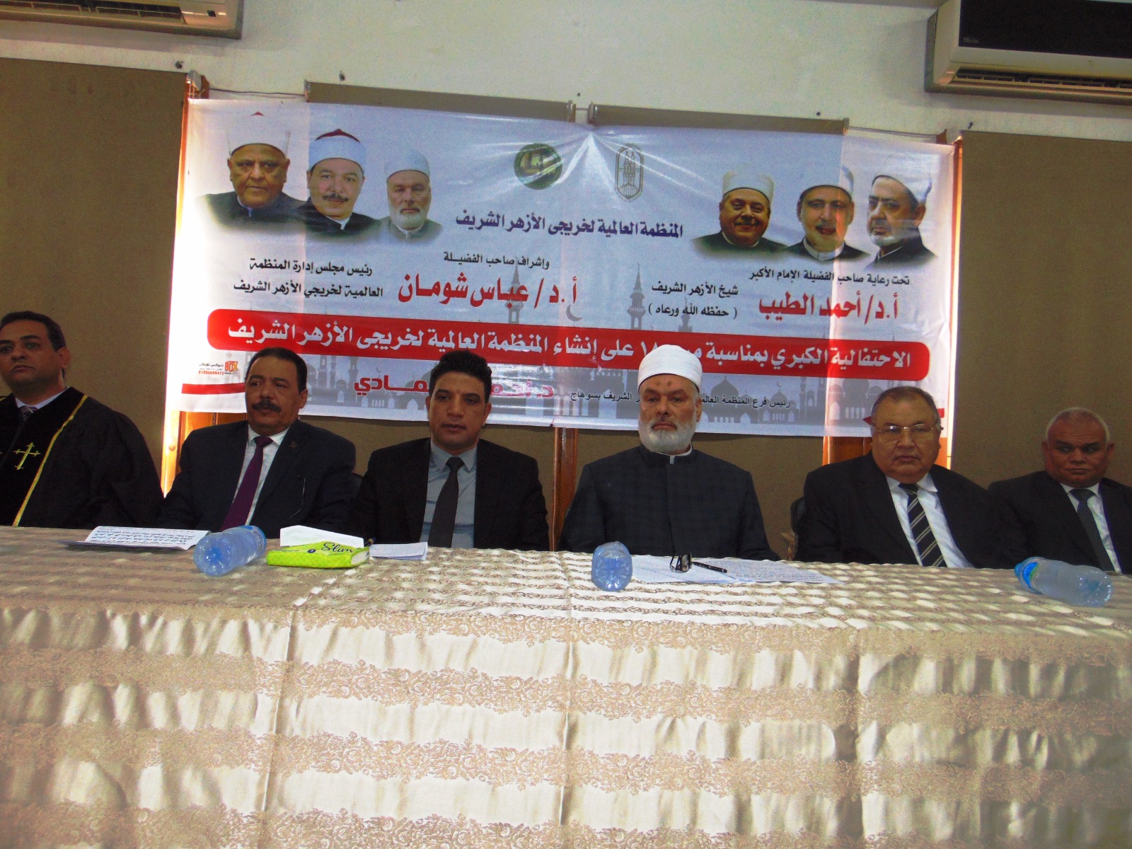 قيادات الازهر والكنيسة على المنصة 