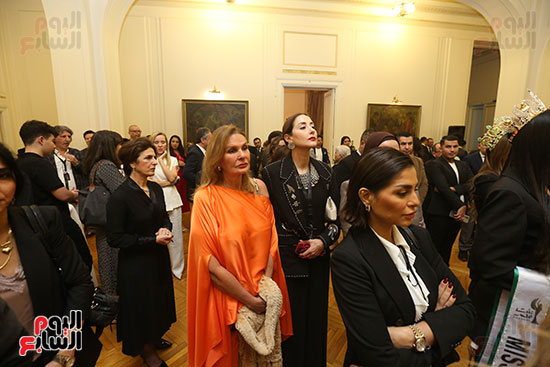 الفنانة يسرا