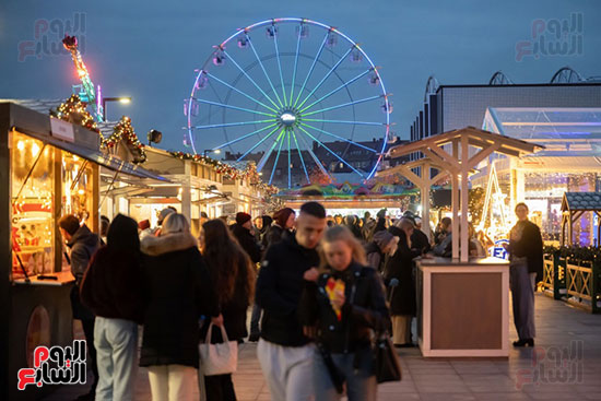 إقبال على سوق عيد الميلاد فى بوزانا
