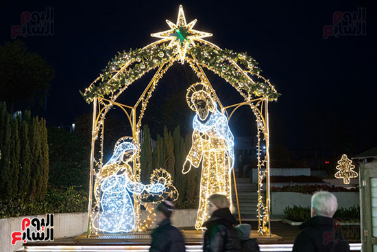 مجسمات واضواء داخل سوق عيد الميلاد