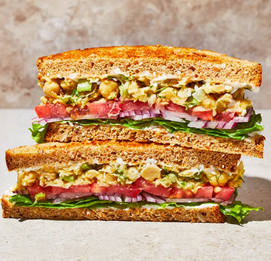 ساندويتش سلطة الحمص