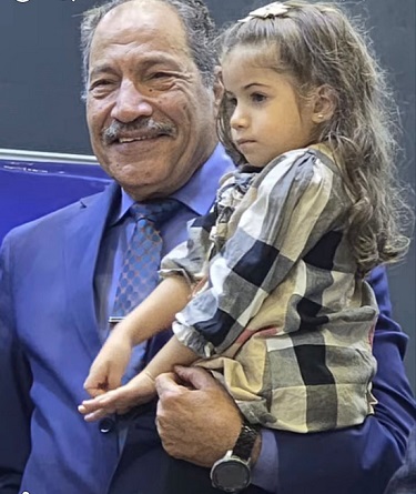 الدكتور فتحي يحمل إبنة طالبة