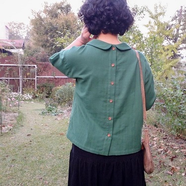 قمصان ذات ياقات من الخلف