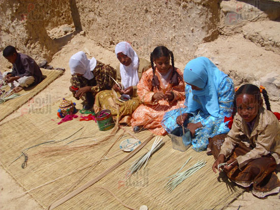 فتيات-قارة-ام-الصغير-يعملن-في-المهن-التقليدية فتيات-قارة-ام-الصغير-يعملن-في-المهن-التقليدية