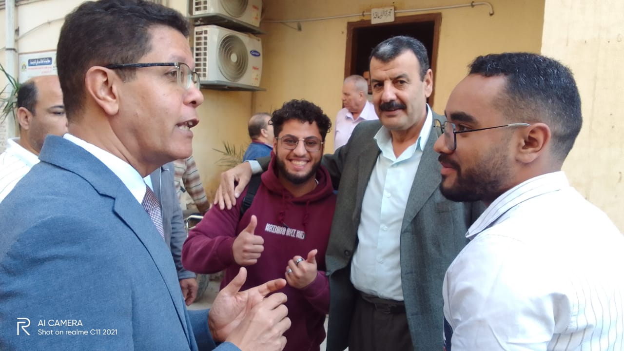 رئيس جامعة بنها يجري حديثا مع الطلاب
