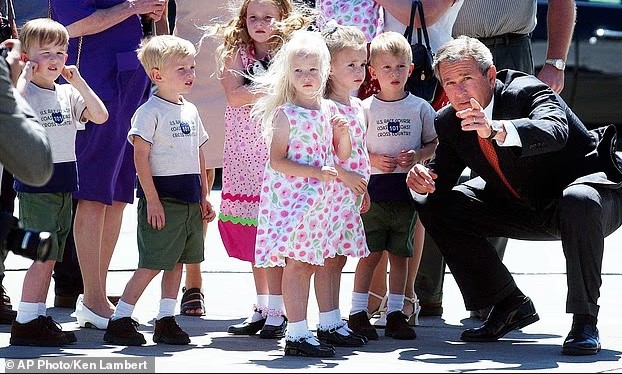 الرئيس الأمريكى السابق بوش مع التوائم