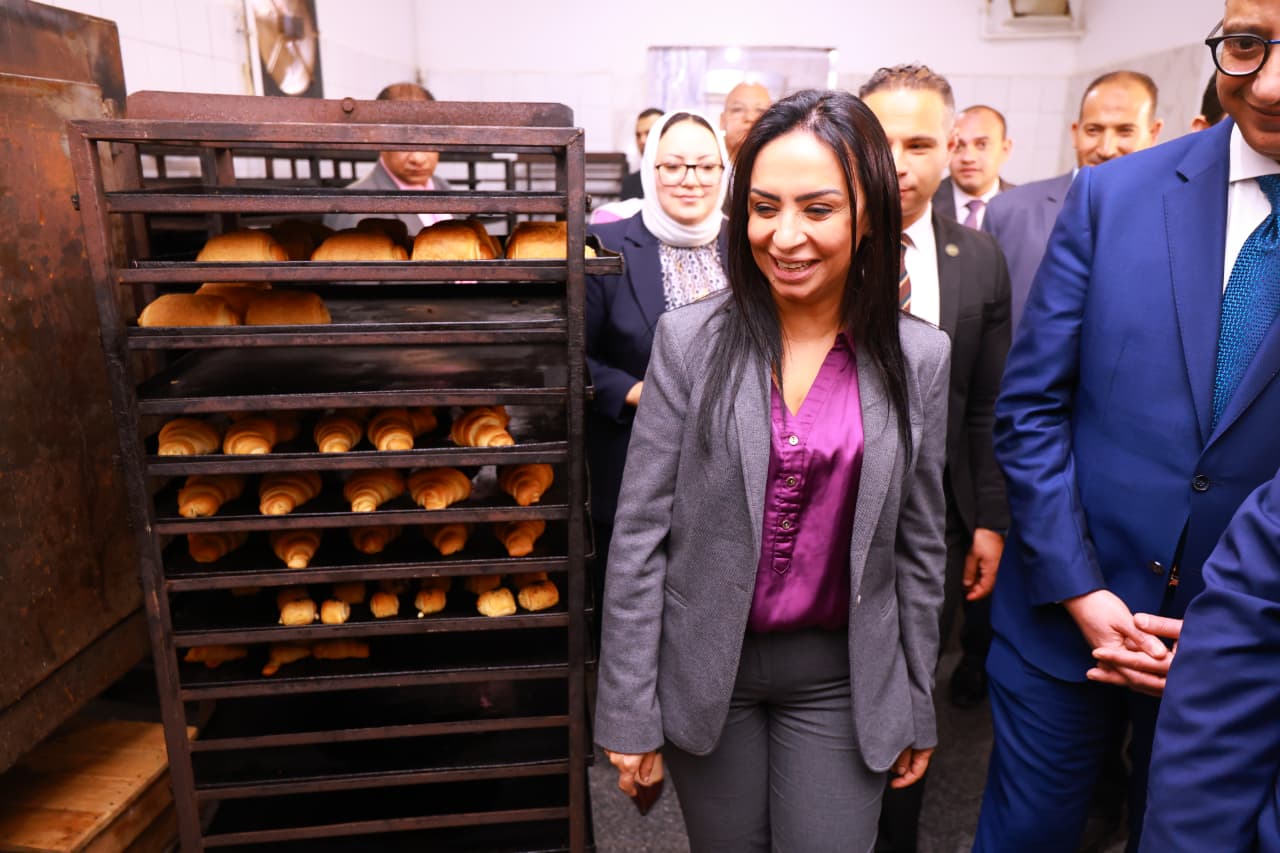 وزيرة التضامن تتفقد مشروع خدمة المرأة العاملة بالفيوم (2)