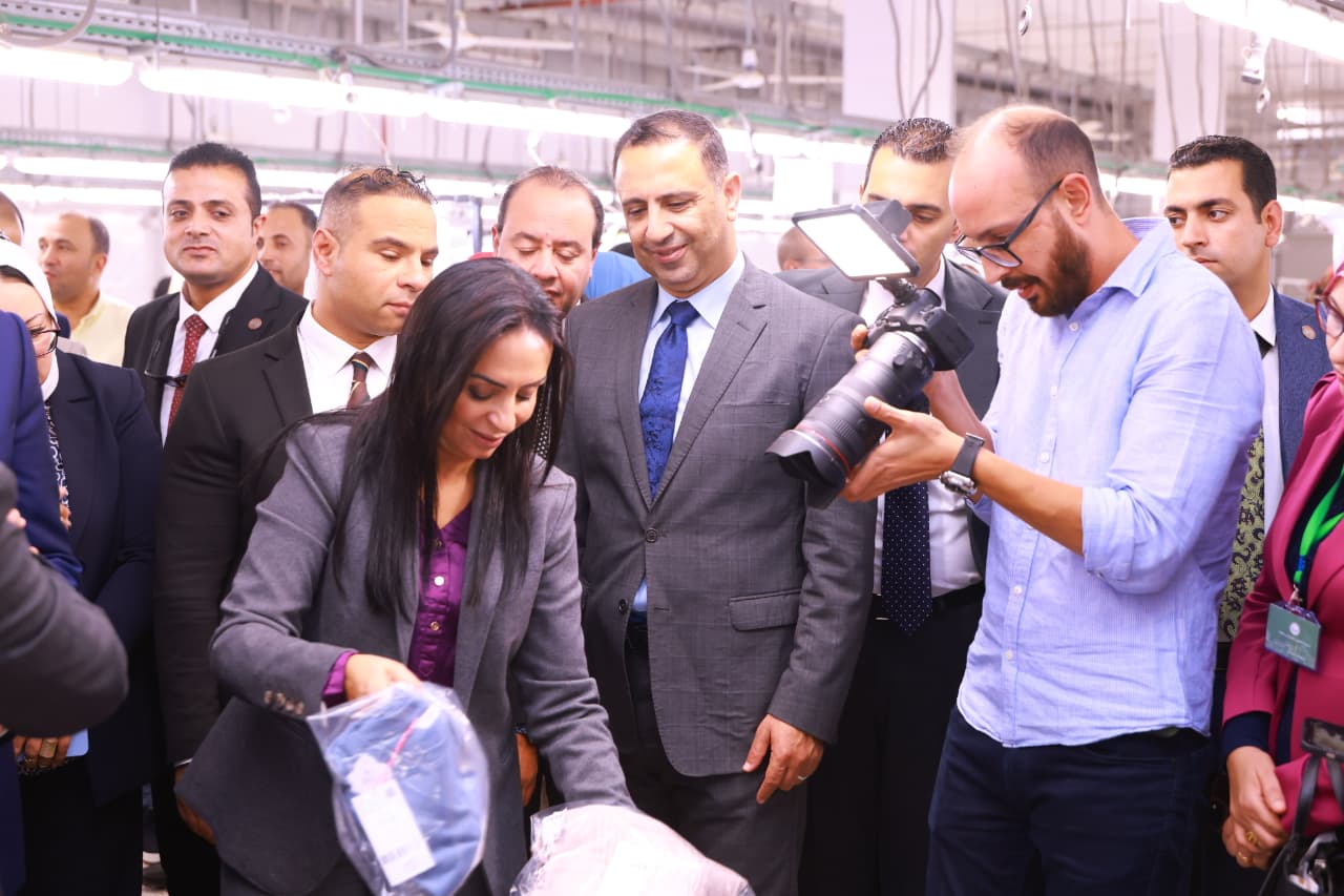 الدكتورة مايا مرسي خلال تفقد المصنع 