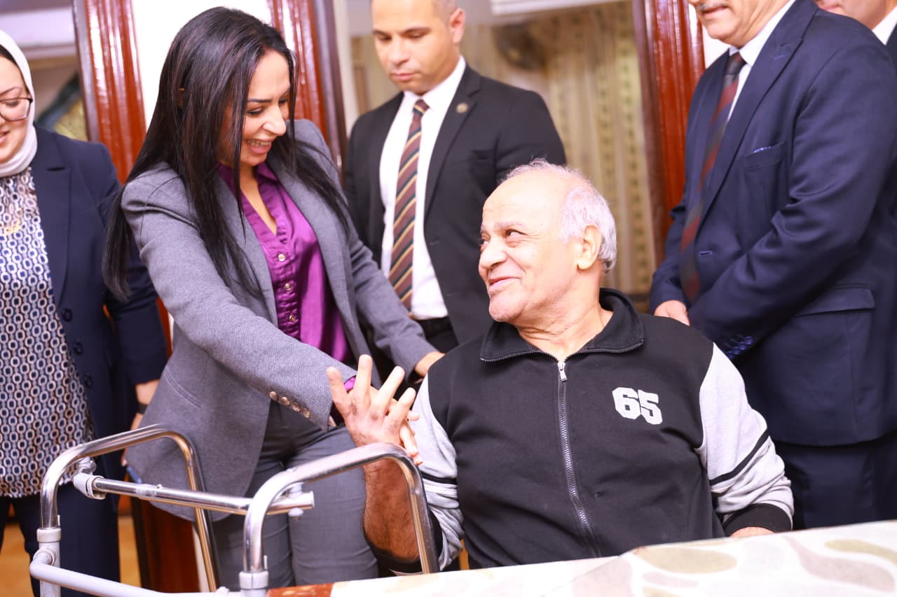 الدكتورة مايا مرسى تطمئن على الخدمات المقدمة للمسنين 