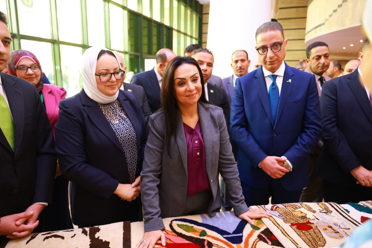 وزيرة التضامن الاجتماعي ومحافظ الفيوم يتفقدان معرض كنزي للحرف اليدوية (3)