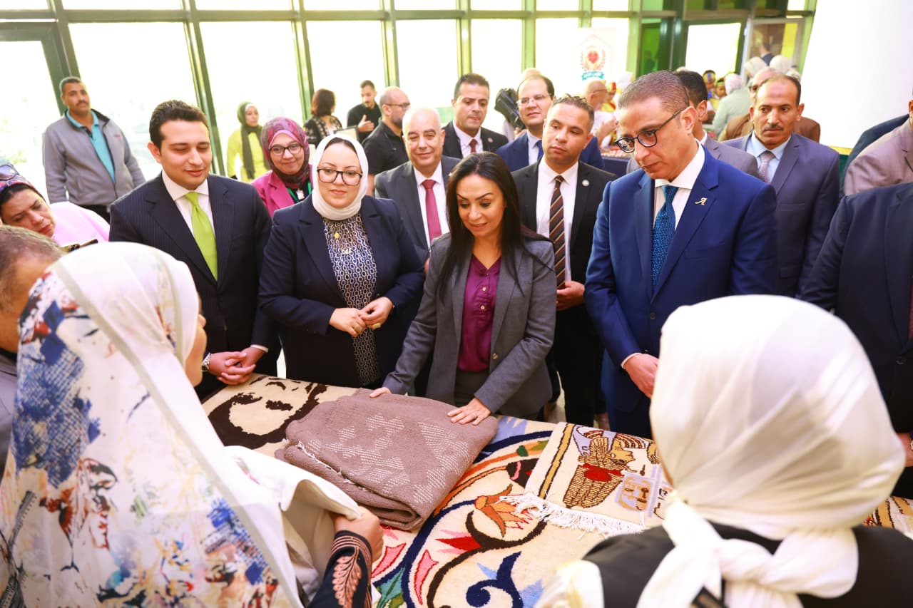 وزيرة التضامن الاجتماعي ومحافظ الفيوم يتفقدان معرض كنزي للحرف اليدوية (2)