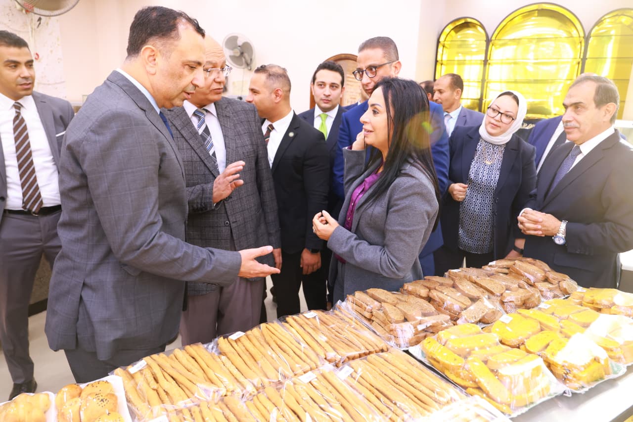 وزيرة التضامن تتفقد مشروع خدمة المرأة العاملة بالفيوم (1)