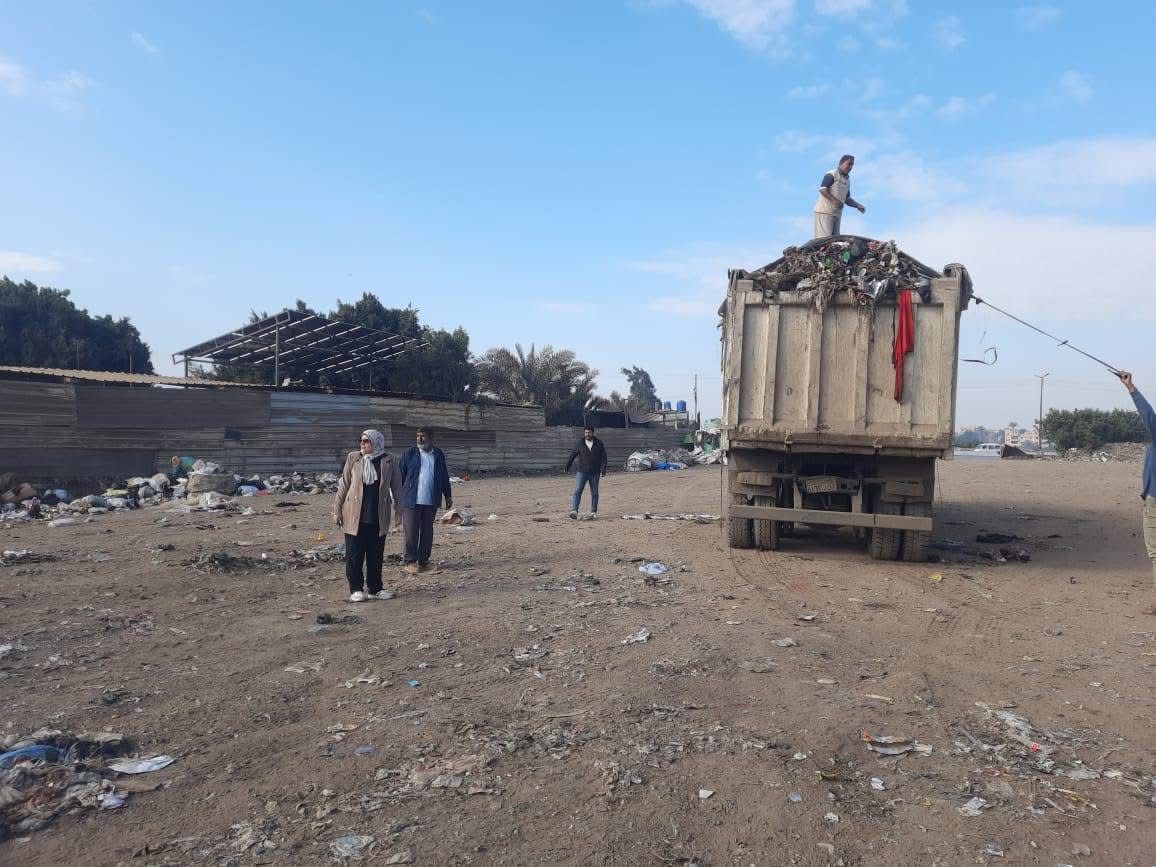 رئيس مدينة قويسنا خلال متابعة نقل المخلفات 