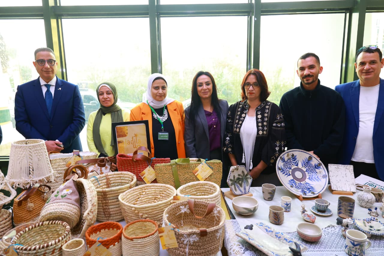 وزيرة التضامن الاجتماعي ومحافظ الفيوم يتفقدان معرض كنزي للحرف اليدوية (4)
