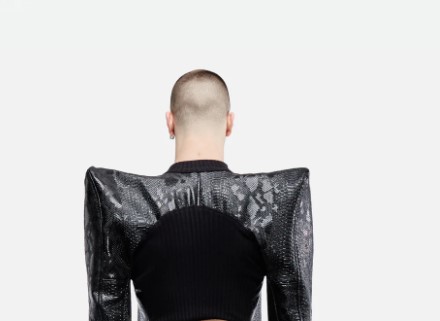 موضة الأكتاف الكبيرة موضة الأكتاف الكبيرة