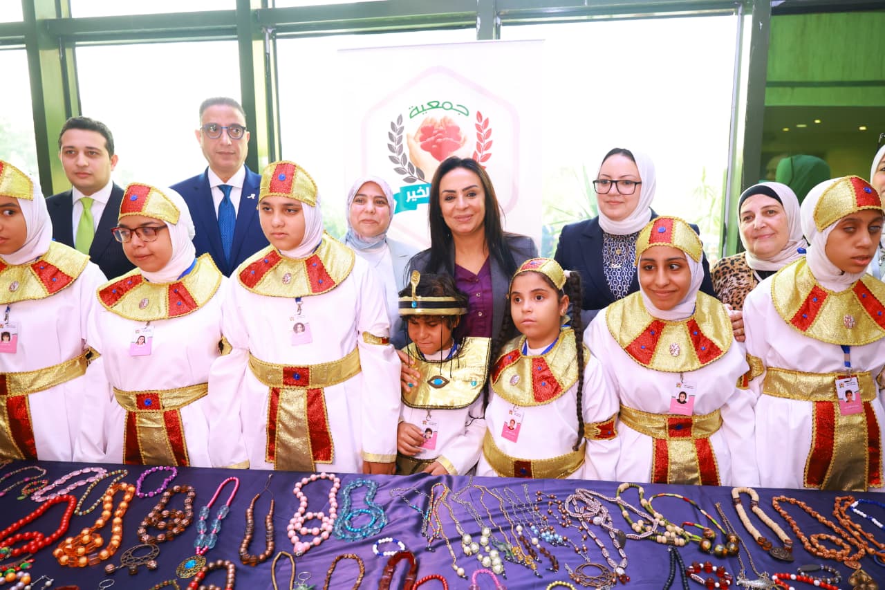 وزيرة التضامن الاجتماعي ومحافظ الفيوم يتفقدان معرض كنزي للحرف اليدوية (1)