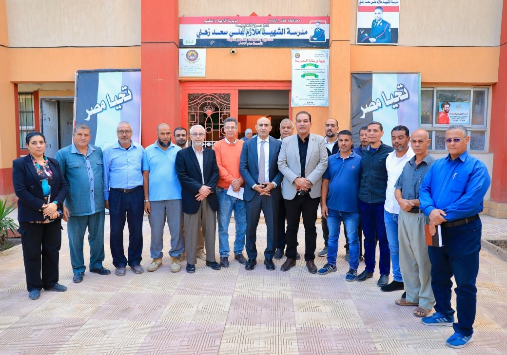 وزير التعليم مع مدير إدارة دسوق والعاملين بمدرسة سنهور المدينة