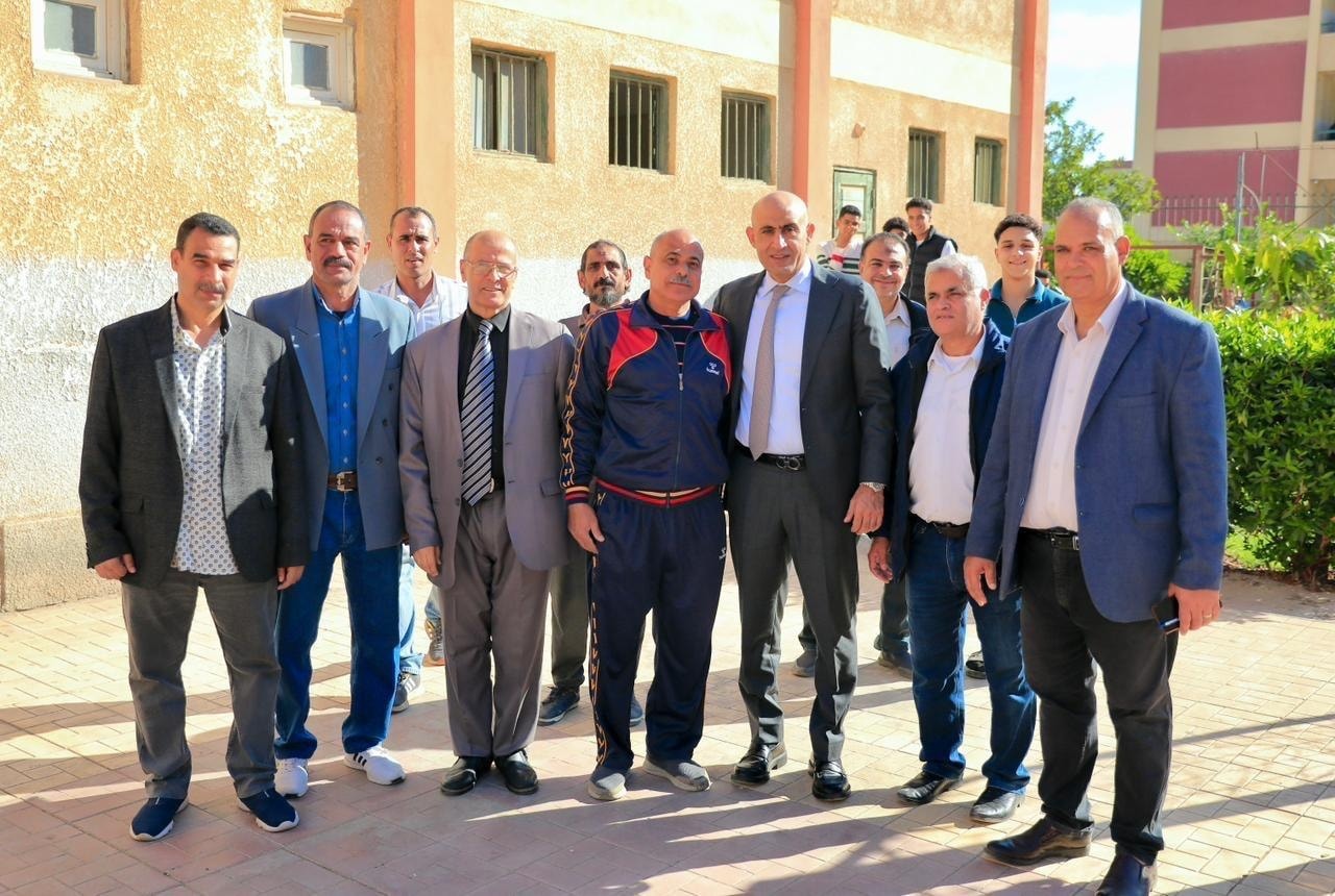صورة جماعية مع الوزير  مع العاملين بمدرسة