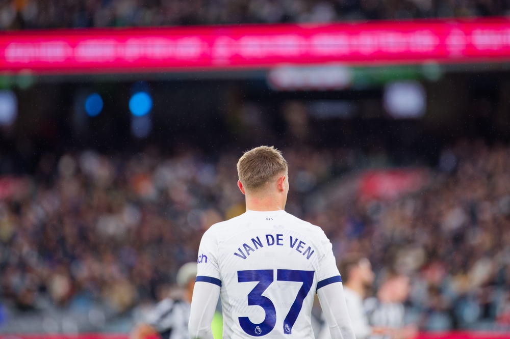 ميكي فان دي فين .. مدافع كالبرق